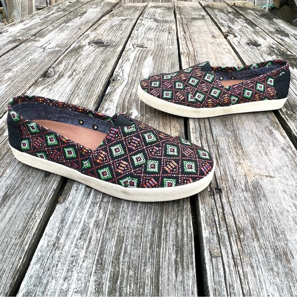 Toms Avalon slip on loafers Aztec print womens 8 . Very good condition